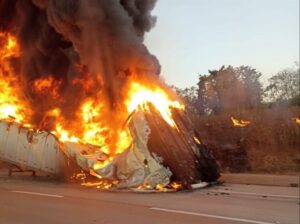 Incendio en un tráiler por falla mecánica