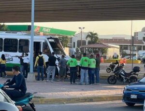 Choque de urbano y motocicleta en Mazatlán