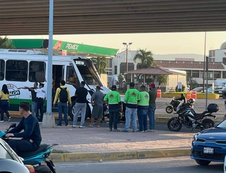 Choque de urbano y motocicleta en Mazatlán