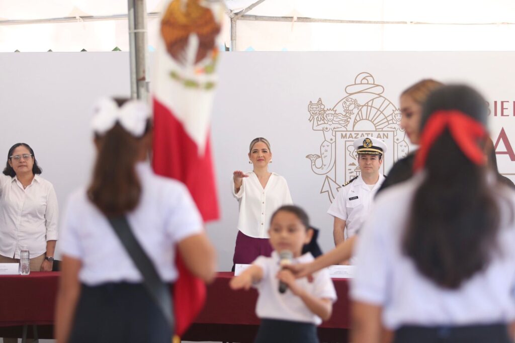Estrella Palacios en su primer Lunes Cívico
