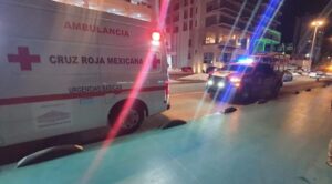 Rescatan-a-3-turistas-de-Monterrey-en-zona-de-playas-en-Mazatlan1