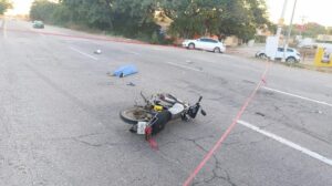 adulto-derrapa-en-su-motocicleta-en-el-pozole