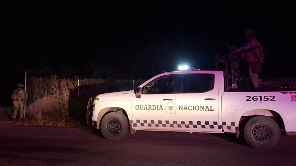 patrulla-guardia-nacional-en-carretera-de-noche