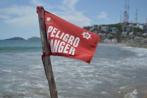 alertan-por-mar-de-fondo-en-playas-de-mazatlan-2