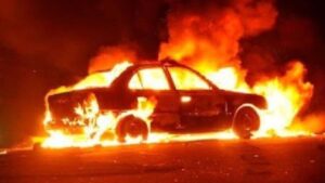 auto-incendiado-1509934