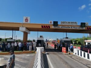 productores-enfurecidos-bloquean-totalmente-la-caseta-san-miguel-en-ahome-17604603780